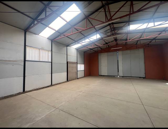 126M² WAREHOUSE TO LET IN MOSTYN PARK